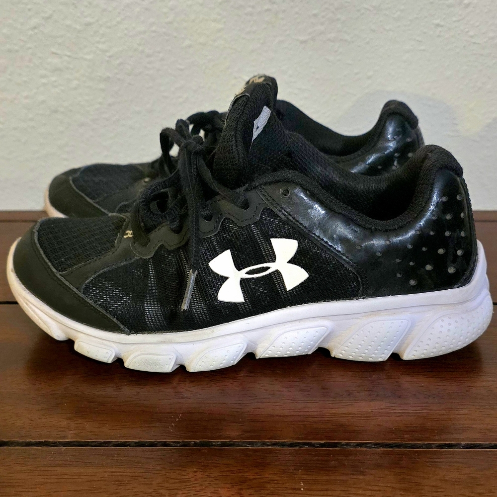 Under Armour Size 3 Boys Black Sneakers